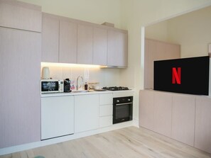 Kühlschrank, Mikrowelle, Ofen, Herdplatte