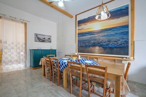 Family Apartment, Multiple Bedrooms (Brezza Apartment Near The Sea) | Dining