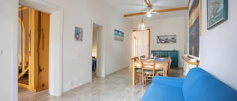 En 21-tommers TV med kabel-kanaler