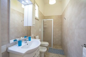 Apartamento familiar, varias habitaciones (Brezza Apartment Near The Sea) | Baño | Ducha, bidé, toallas y jabón