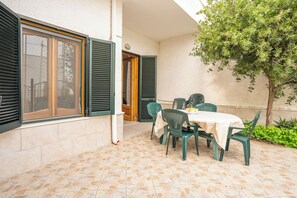 Departamento familiar, varias habitaciones (Brezza Apartment Near The Sea) | Restaurante al aire libre