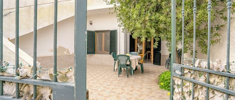 Căn hộ dành cho gia đình, nhiều phòng ngủ (Brezza Apartment Near The Sea) | Khu ẩm thực ngoài trời