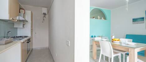 Una cocina moderna con estufa, pileta y campana extractora.