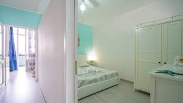 Familienapartment, Mehrere Schlafzimmer (Riva Di Mare Apartment Near The Sea) | 2 Schlafzimmer, kostenloses WLAN, Bettwäsche