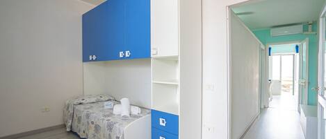 Familienapartment, Mehrere Schlafzimmer (Riva Di Mare Apartment Near The Sea) | 2 Schlafzimmer, kostenloses WLAN, Bettwäsche