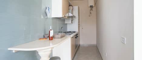 ファミリー アパートメント ベッドルーム (複数) (Riva Di Mare Apartment Near The Sea) | 専用キッチン | 冷蔵庫、オーブン、コンロ、コーヒー / ティーメーカー