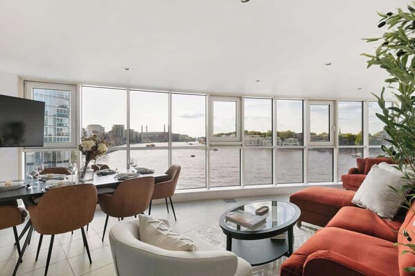 TV - 2 bed riverside flat with breath taking views (London)