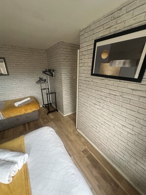 2 bedrooms, desk, iron/ironing board, free WiFi - Entire 2 bed home, North Shields, FREE parking (North Shields)
