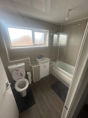 Hair dryer, towels, soap, shampoo - Entire 2 bed home, North Shields, FREE parking (North Shields)