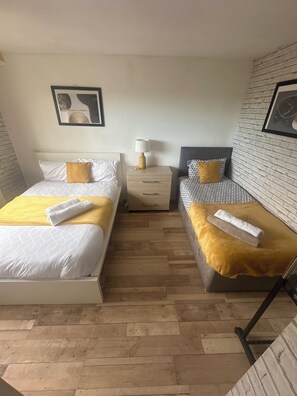 2 Schlafzimmer, Schreibtisch, Bügeleisen/Bügelbrett, kostenloses WLAN