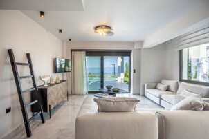 Sunshine Luxury Villa | Private Heated Pool | Zona de estar | Televisión de 42 pulgadas con canales por satélite