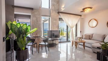Crystal Bay Luxury Villa | Wohnbereich | 42-Zoll-Fernseher mit Satellitenempfang