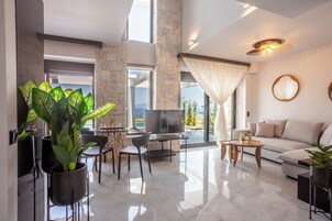 Crystal Bay Luxury Villa | Private Pool | Zona de estar | Televisión de 42 pulgadas con canales por satélite