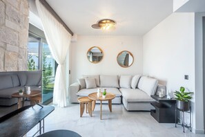 Crystal Bay Luxury Villa | Private Pool | 起居區 | 42-吋電視，  提供衛星頻道