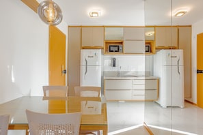 Refrigerador, microondas, cafetera y tetera y utensilios de cocina 