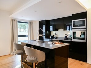 Kühlschrank, Ofen, Geschirrspüler, Wasserkocher mit Kaffee-/Teezubehör