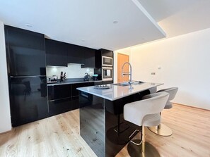 Køleskab, ovn, opvaskemaskine, kaffe-/temaskine