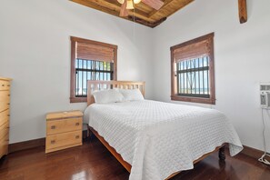 2 bedrooms, iron/ironing board, WiFi, bed sheets - Sunnyside Cottage (Cockburn Town)