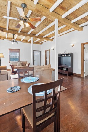 TV - Sunnyside Cottage (Cockburn Town)