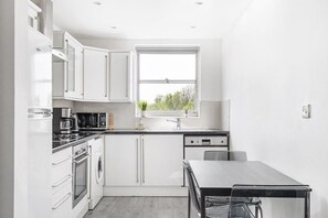 Køleskab, mikrobølgeovn, ovn, kogeplade