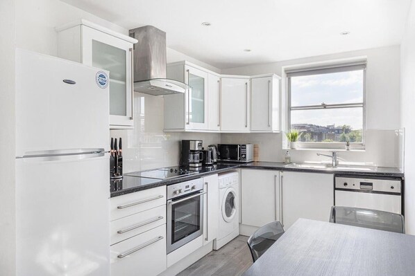 Køleskab, mikrobølgeovn, ovn, kogeplade