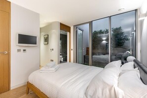 3 bedrooms, iron/ironing board, travel cot, WiFi