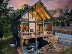 Terrace/patio - Tranquil Wellness Retreat with Mountain Views, Sauna, Gym, Hot Tub and 3 Kings (ellijay)