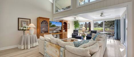 TV connectée, lecteur de DVD, livres