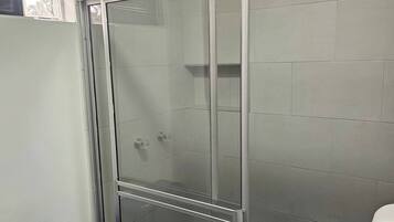 Dusche, Handtücher, Seife, Toilettenpapier