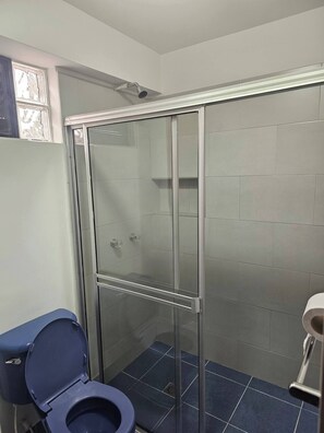 Dusche, Handtücher, Seife, Toilettenpapier