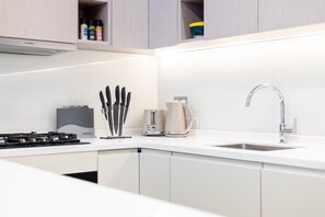 Kühlschrank, Mikrowelle, Ofen, Herdplatte
