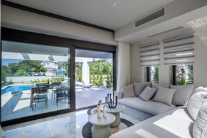 Eternity Blue Exclusive Villa | Private Pool | Aire de séjour | Téléviseur de 42 po avec télévision par satellite