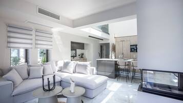 Eternity Blue Exclusive Villa | Wohnbereich | 42-Zoll-Fernseher mit Satellitenempfang