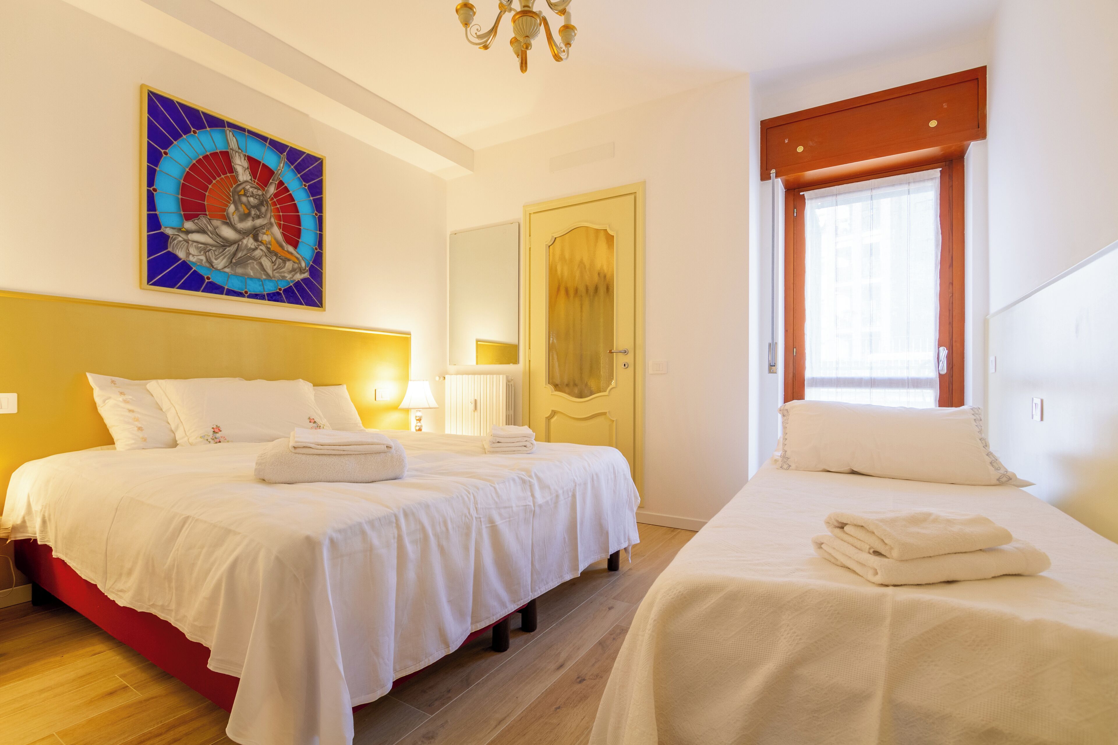 Minibar, cortinas blackout, tabla de planchar con plancha y wifi gratis 