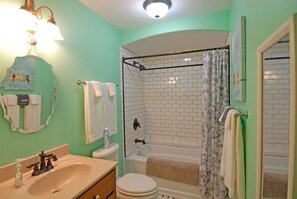 Douche, sèche-cheveux, serviettes fournies, savon