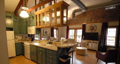 "City View " King Bed Retreat in Bloomington"