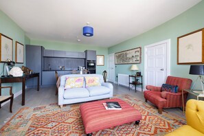 Classic Apartment, City View | 2 bedrooms, iron/ironing board, free WiFi, bed sheets - Inviting Flat near City Centre (Edinburgh)