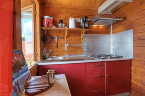 Frigorífic, forn, rentaplats i cafetera i tetera 