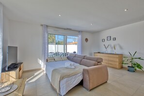3 slaapkamers, een strijkplank/strijkijzer, gratis wifi, beddengoed