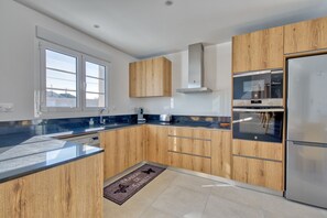 Réfrigérateur, micro-ondes, four, lave-vaisselle