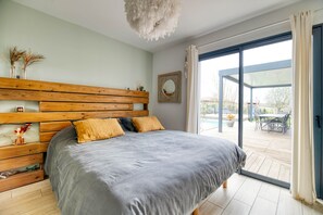 4 bedrooms, iron/ironing board, free WiFi, bed sheets