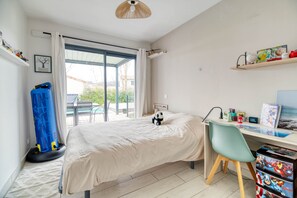 4 bedrooms, iron/ironing board, free WiFi, bed sheets