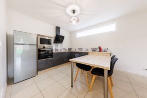 Kühlschrank, Mikrowelle, Ofen, Geschirrspüler