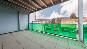 Un balcón con vista a una calle y edificios.