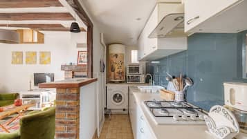 Een koelkast, een microgolfoven, een oven