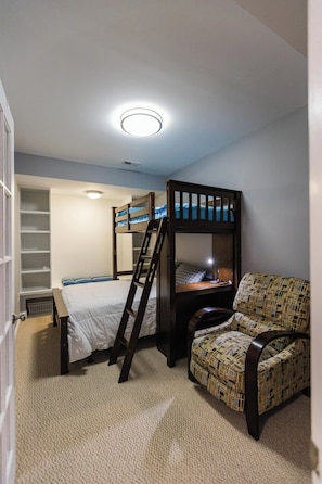 3 bedrooms, desk, iron/ironing board, WiFi