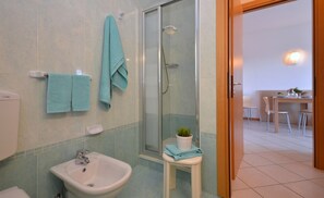 Shower, hair dryer - Comfortable vacation apartment (Bibione)