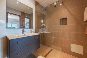 Villa | Bathroom | Shower, hair dryer, towels - 4br-8guests-pool-parking-balcony-seaview (Lagos)