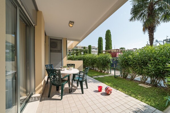 Outdoor dining - Apartment with private garden (Bibione)