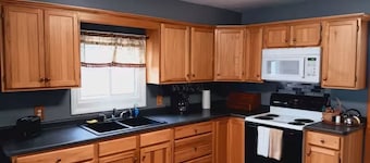 The Cozy Nook! Charming 1-bedroom apartment in Batavia with WiFi, AC